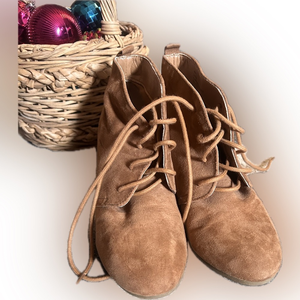 New Directions Cedar Lace Up Wedge Bootie Size 8 Great condition
